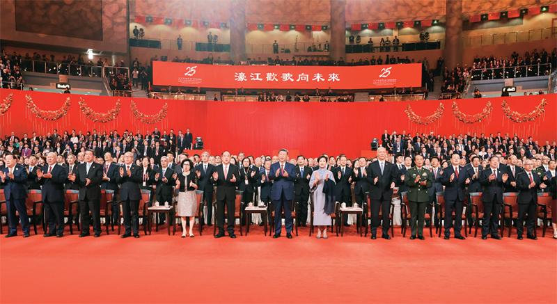 2024年12月19日晚,庆祝澳门回归祖国25周年文艺晚会在澳门东亚运动会体育馆举行。中共中央总书记、国家主席、中央军委主席习近平观看演出。晚会最后,习近平同全场观众一起高唱《歌唱祖国》。